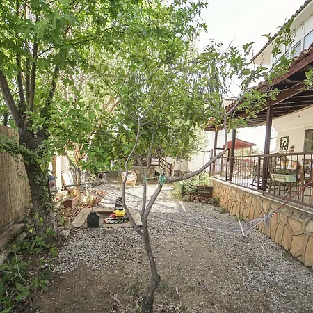 Vakantiehuis Gorgeous House With Garden *