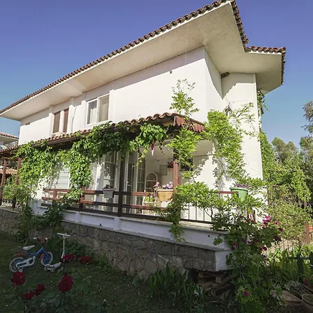 Gorgeous House With Garden *